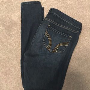 Size 9, medium wash Hollister skinny jeans!